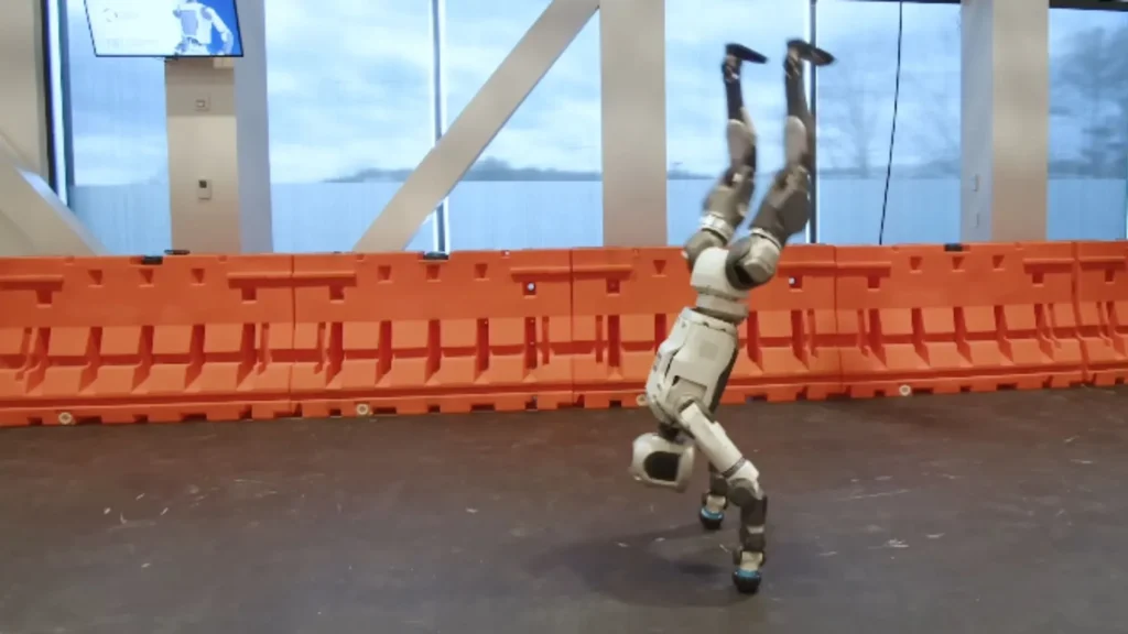 el robot atlas parado de manos