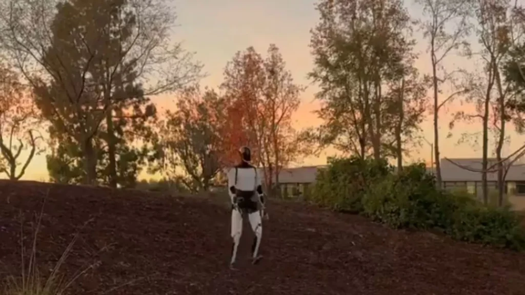 El robot Optimus camina colinas como un humano