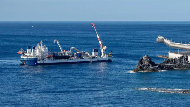El sistema tendido del cable submarino suministrado por Redeia