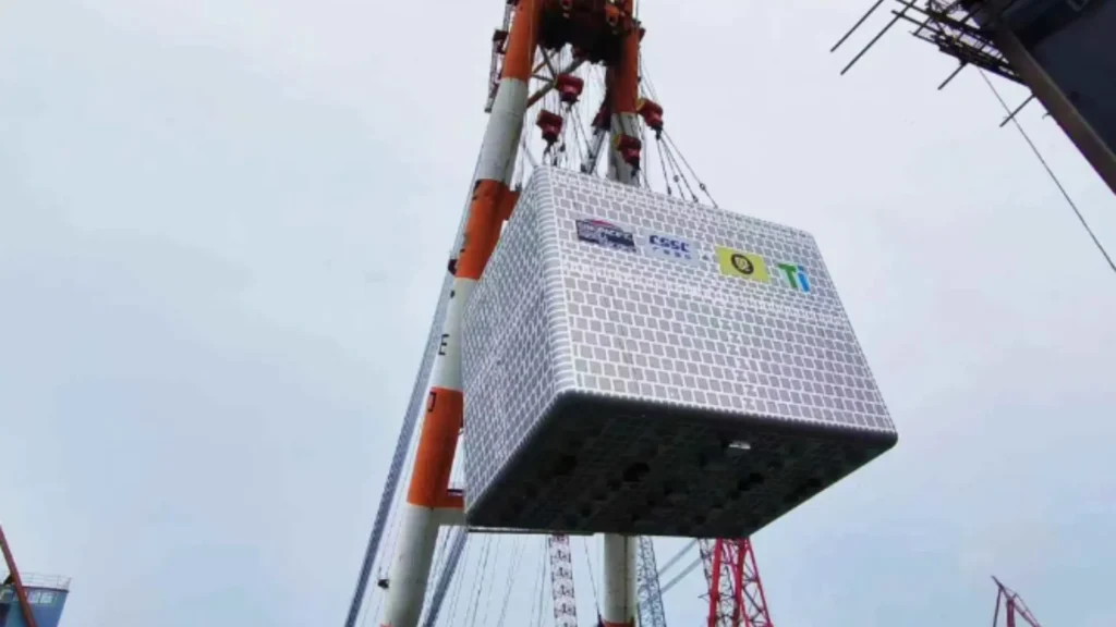 El tanque gigante de GNL instalado