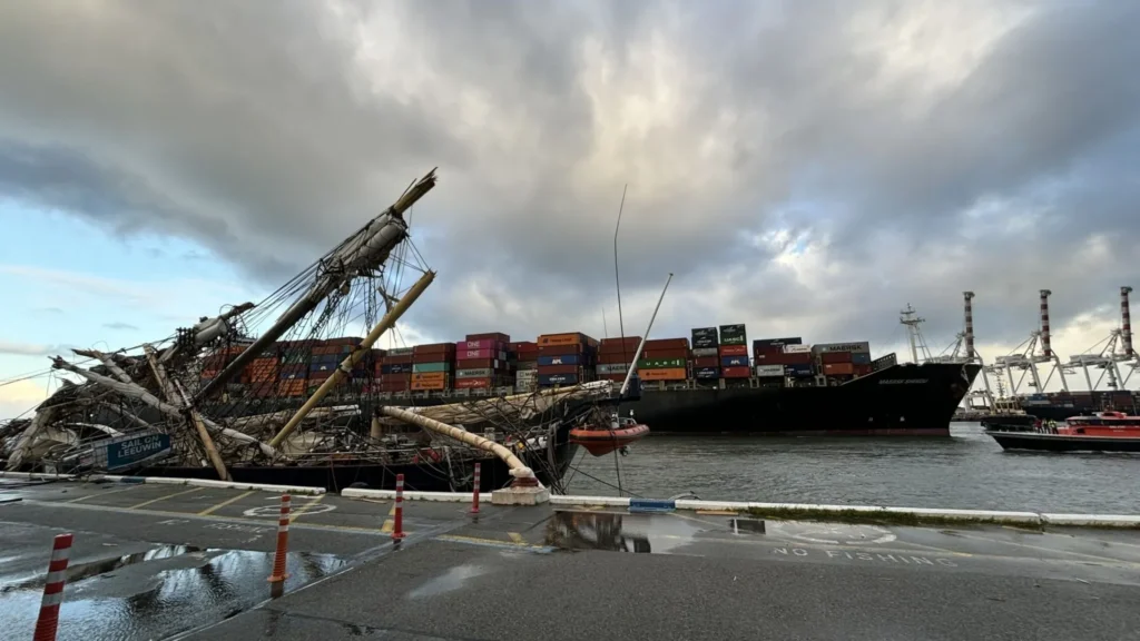 El velero STS Leeuwin afectado por la colisión del buque de Maersk