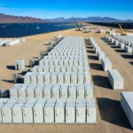 Instalación de almacenamiento de energía en baterías asociada a un parque solar, referencia del proyecto BESS de Enertis Applus+ en Escocia.