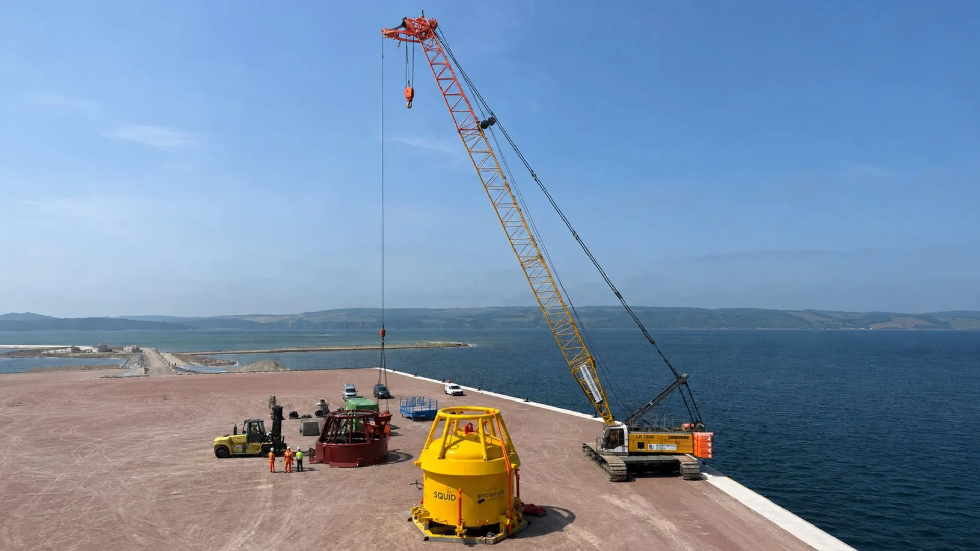 Squid system de Encomara en el puerto de Ardersier durante la preparación de pruebas para eólica flotante en Escocia.