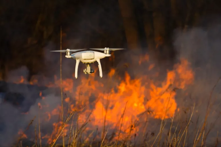 Enjambres de drones ayudando a combatir un incendio forestal
