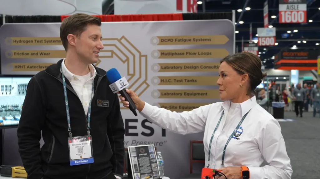 Entrevista sobre sistemas de ensayo de corrosión en evento AMPP con ingeniero de Cortest.
