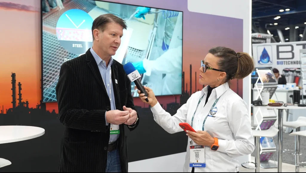 Entrevista sobre durabilidad del recubrimiento en AMPP 2026 con Hempel.