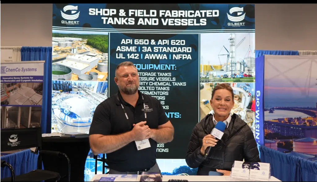 Ike Porter de Gilbert Industries durante una entrevista en NISTM 2025, frente al stand de tanques y recipientes industriales.