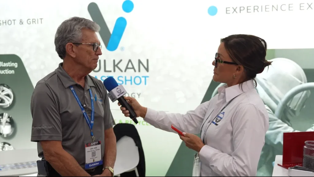 Entrevista sobre abrasivos de acero inoxidable en AMPP 2026 con representante de VULKAN INOX.