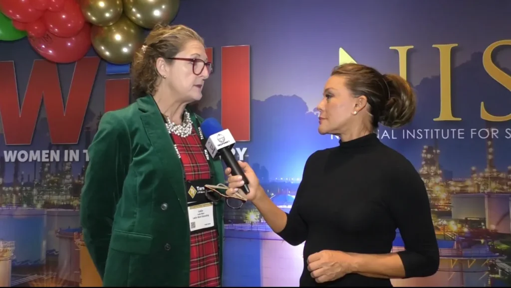 Leslie Ward siendo entrevistada en NISTM 2025 sobre mentoría para ingenieras.