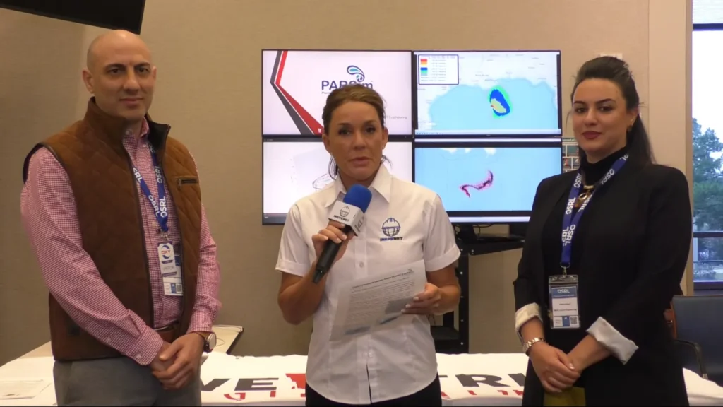 Entrevista sobre PARSim en el evento OSRL 2025 con representantes de WellCTRL Engineering frente a simulaciones en pantalla.