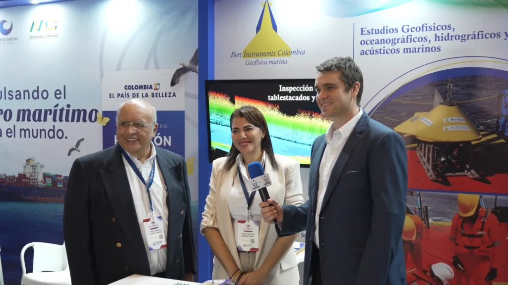 Entrevista a Humberto Guarín y María Mercedes Barrios, durante el evento SLOM 2025, presentando desarrollos en tecnología submarina y geofísica marina.
