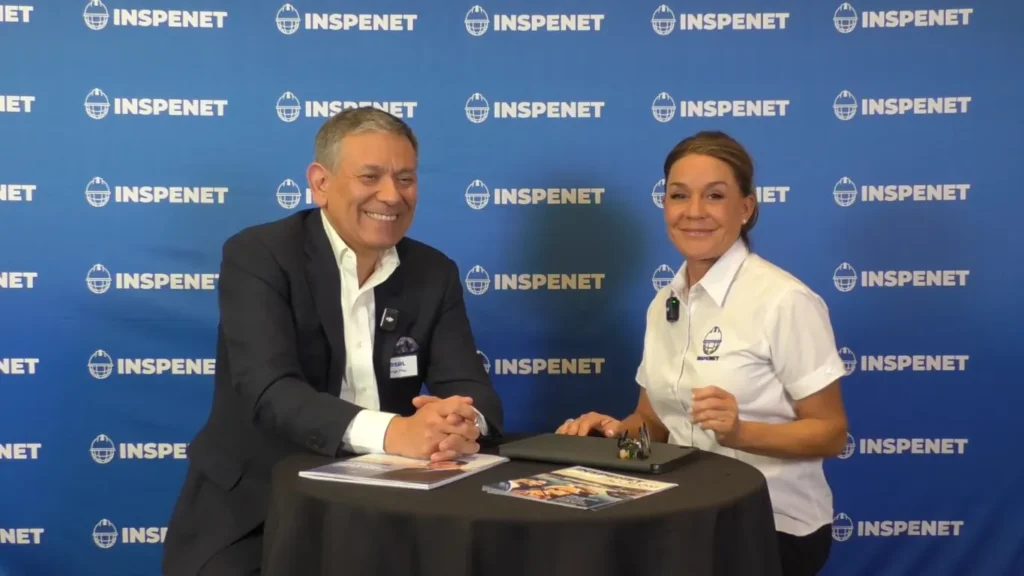 Entrevista a representante de OSRL durante el evento OSRL 2025, junto a periodista de Inspenet.