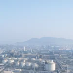 Vista panorámica de una zona industrial con infraestructura energética, representando la importancia del gas natural en la transición energética según el Dr. Óscar Mendoza.