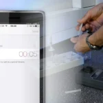 Muestreo de agua con equipo portátil de BactiQuant mientras una app móvil gestiona el tiempo de incubación bacteriana.
