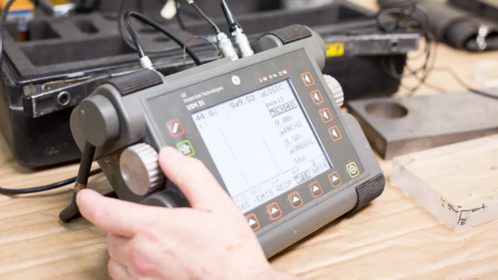 Industrial ultrasound equipment used in Non Destructive Testing by CERTIAEND certified professionals.