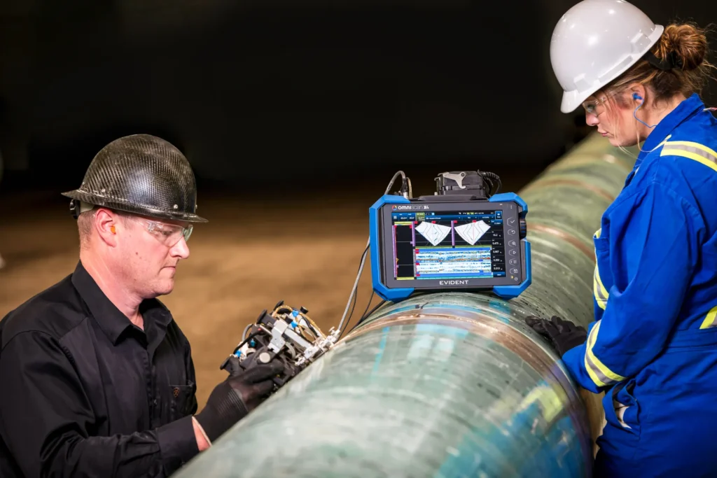 Técnicos generando datos NDT que ilustran la necesidad de un formato .nde.