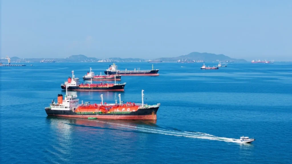 Petroleros en el Estrecho de Ormuz transportan 6 millones de barriles hacia Asia