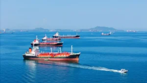 Petroleros en el Estrecho de Ormuz transportan 6 millones de barriles hacia Asia