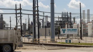 Explosión en refinería de Valero en Texas genera incendio y alerta preventiva