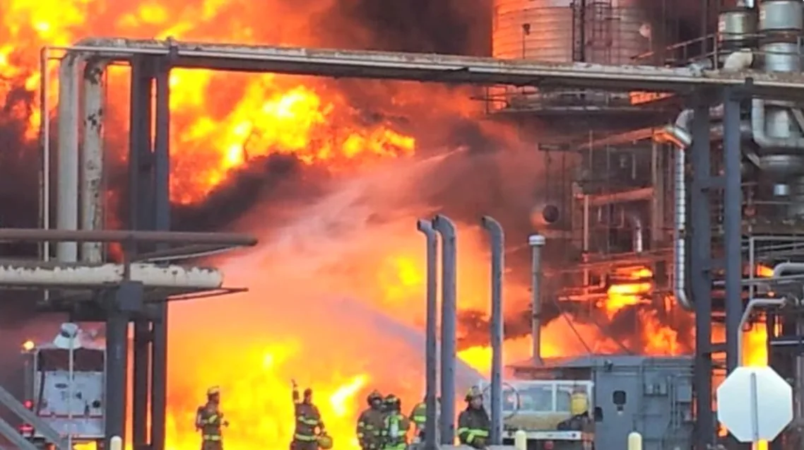 Incendio en la refinería de Chevron en Richmond, 6-12-2012.