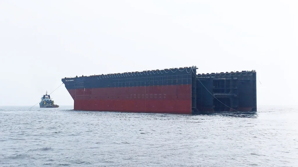 Sección del casco del FPSO Gato do Mato de MODEC durante su traslado marítimo hacia China.