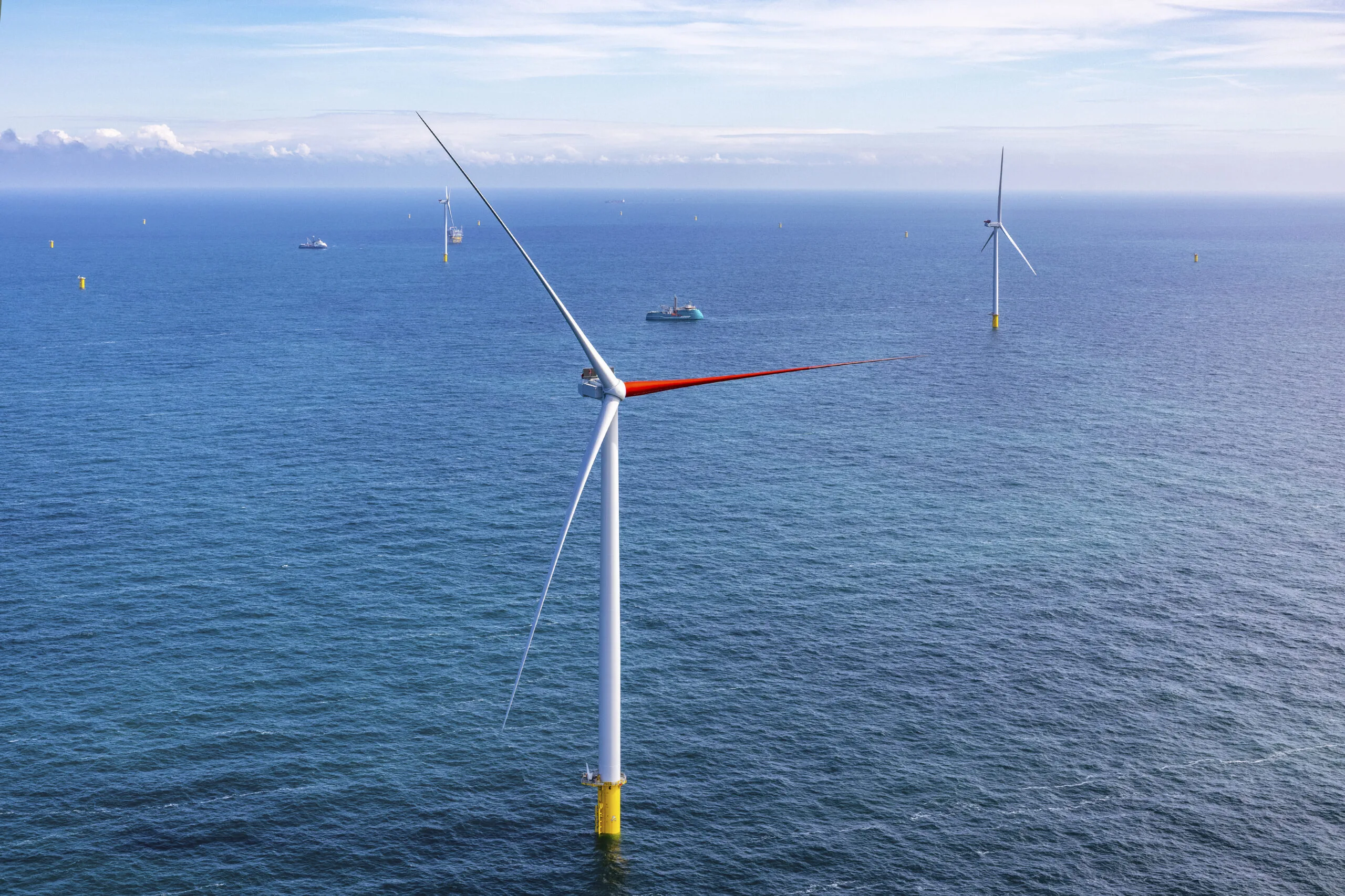 Parque eólico Ecowende Hollandse Kust West generando energía en el mar del Norte, Países Bajos.