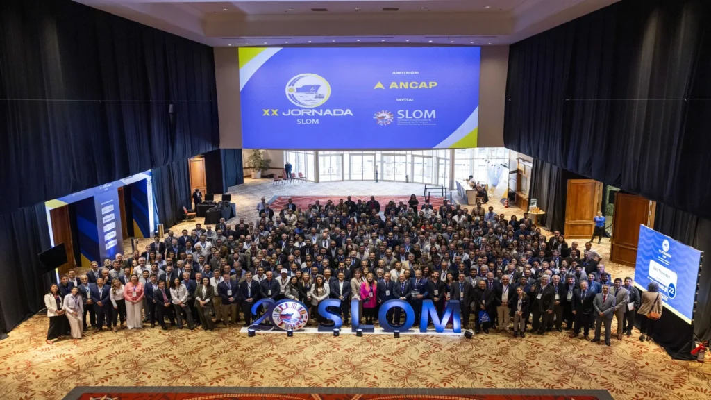 Fotografía grupal de participantes de la XX Jornada SLOM, evento internacional sobre terminales marítimos petroleros y sostenibilidad energética.