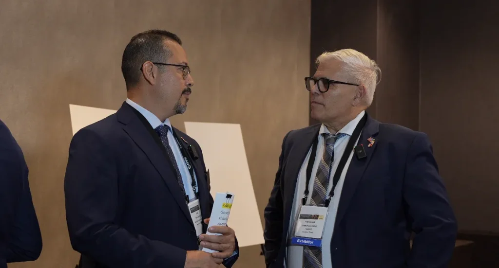 Francesco Solari conversando con Juan Caballero durante LatinCORR 2025