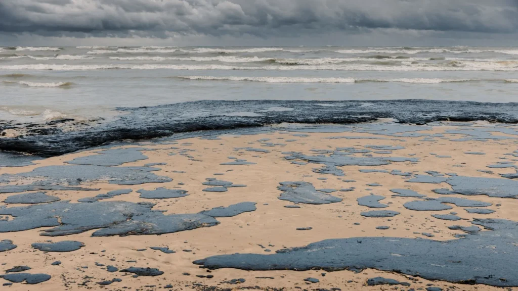 Fuga de hidrocarburos en río Tula