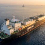 Gas natural en el Mediterráneo Oriental transportado por un buque metanero hacia Europa para fortalecer la seguridad energética regional