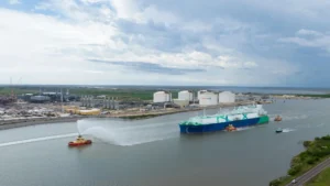 Golden Pass LNG envía su primer cargamento de exportación desde Texas