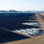 Planta solar con sistema BESS, imagen referencial sobre almacenamiento