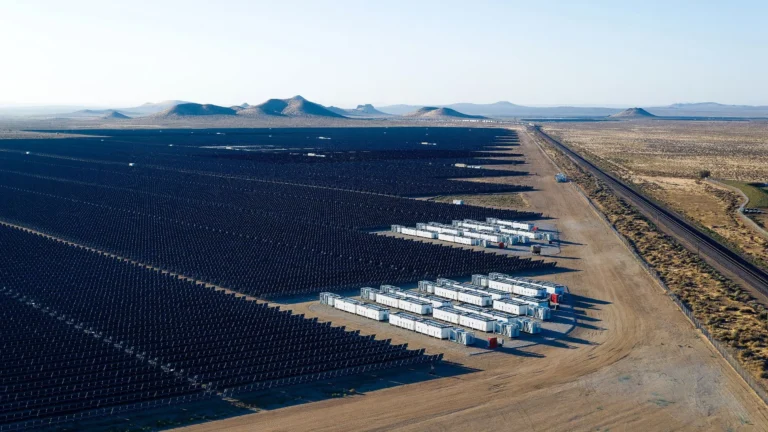 Planta solar con sistema BESS, imagen referencial sobre almacenamiento