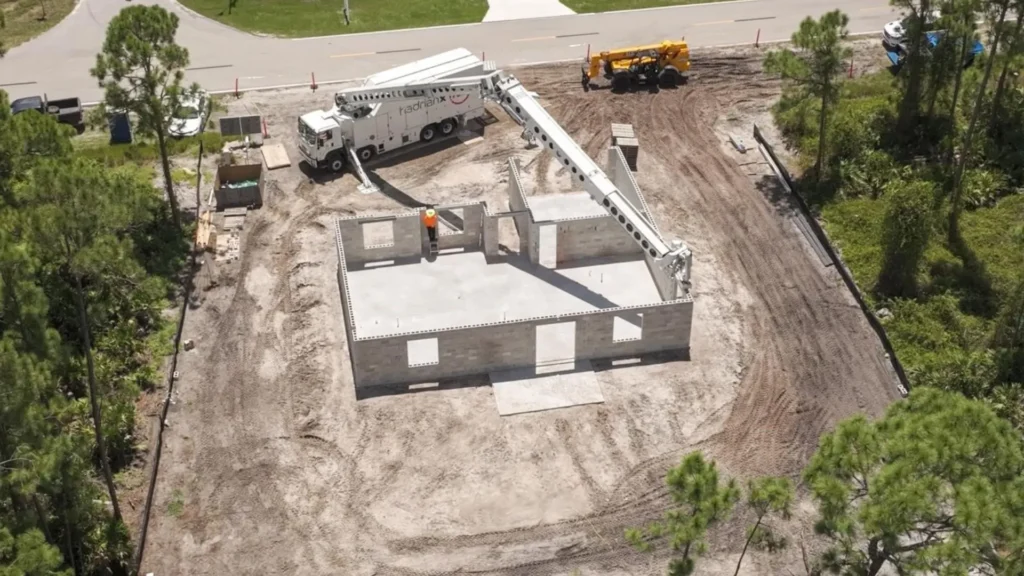 robot Hadrian X construyendo una casa
