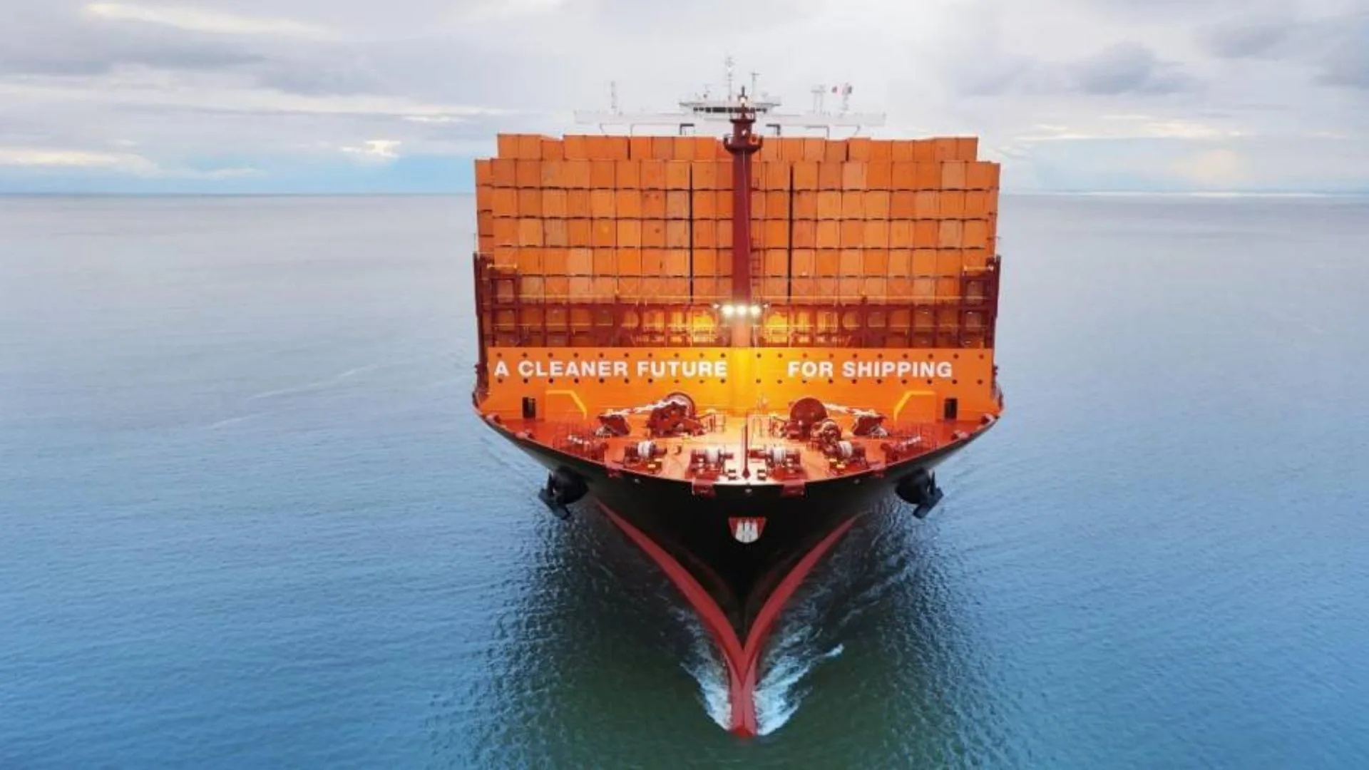 Buque portacontenedores de Hapag-Lloyd utilizado en operaciones de transporte marítimo sostenible junto a Kuehne+Nagel para reducir emisiones de CO₂.