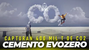 Skaters en un parque frente al mar con nubes que forman las letras “CO₂”, ilustrando la reducción de emisiones asociada al cemento evoZero.
