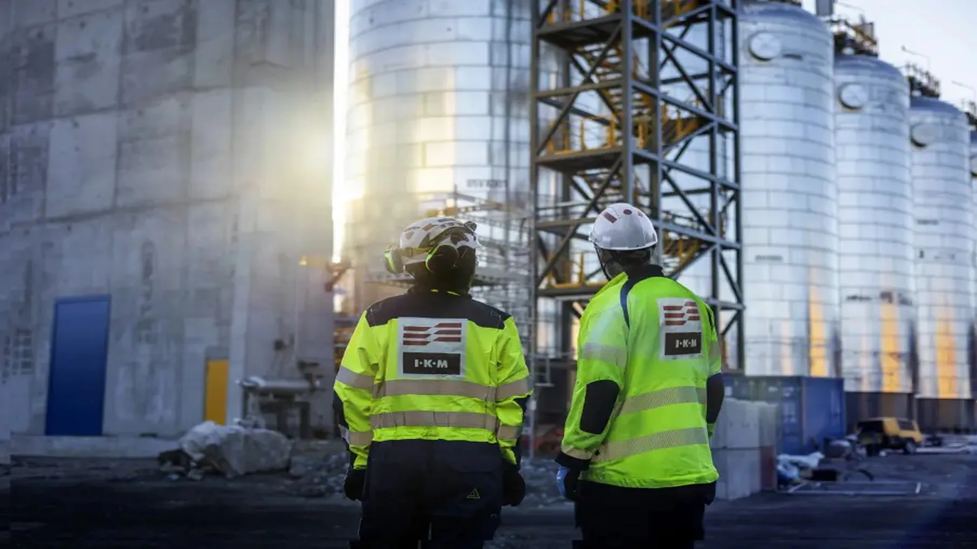 Trabajadores de IKM Acona en instalación industrial offshore vinculada a servicios de perforación y pozos para Vår Energi en Noruega.