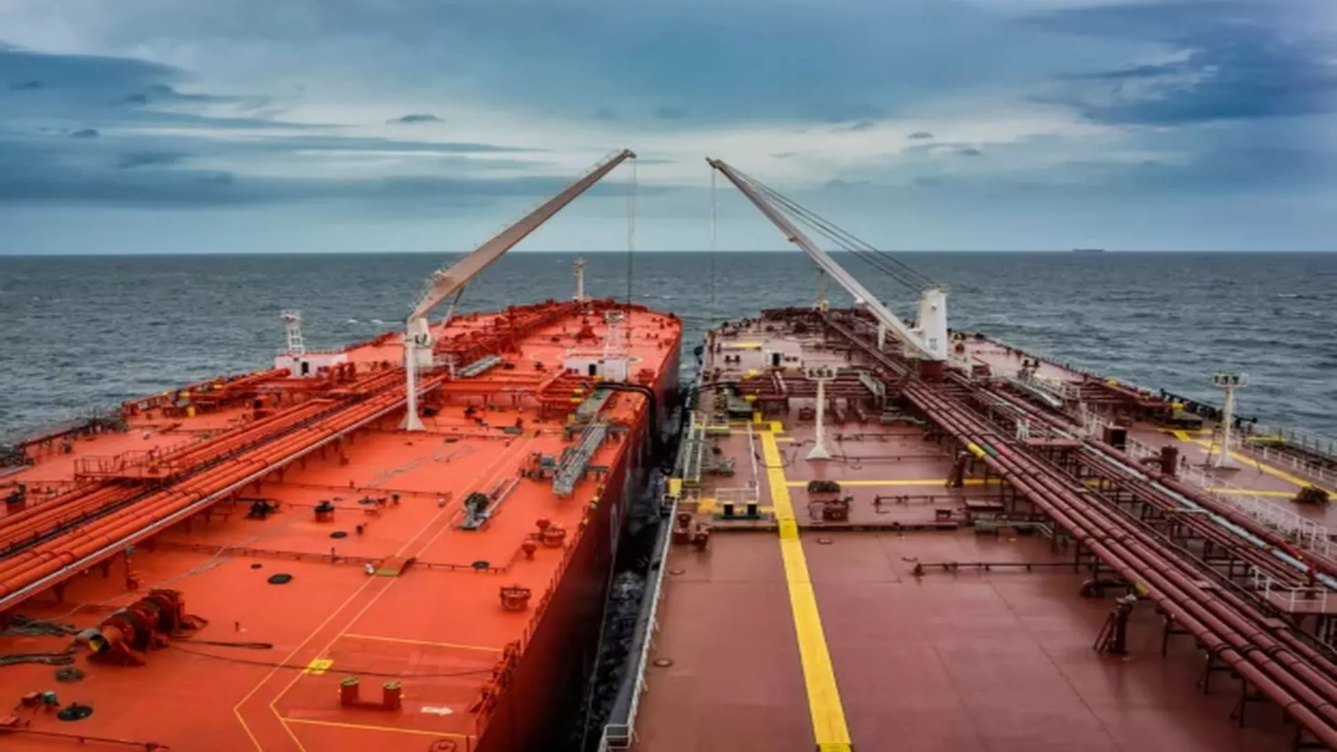 Operación petrolera de Transferencia ship to ship.