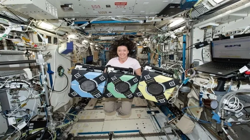 Robots asistentes ensayan tecnología avanzada en la estación espacial