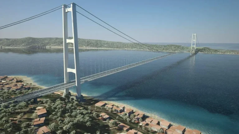 Puente del Estrecho de Mesina visto a lo lejos