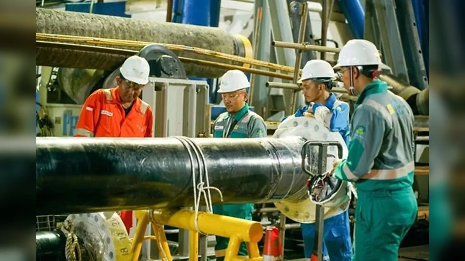 Trabajadores realizan labores técnicas en tuberías del sistema West Natuna para conectar el suministro de gas a Indonesia.