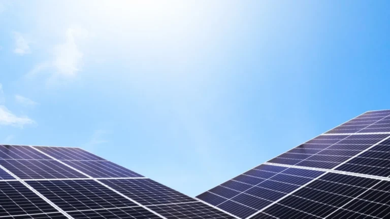 India enfrenta escasez de células solares