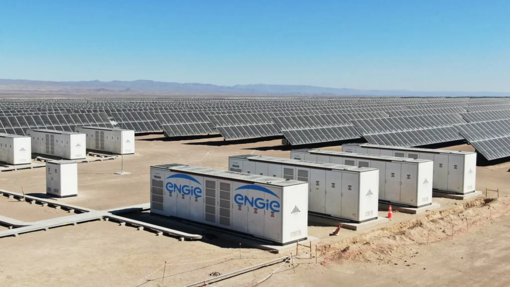 Vista aérea de un sistema de baterías BESS junto a una planta solar operada por ENGIE, ejemplo de almacenamiento energético en Latinoamérica.