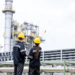 Trabajadores en una instalación industrial vinculada al .Pathways project de captura y almacenamiento de carbono en Canadá.