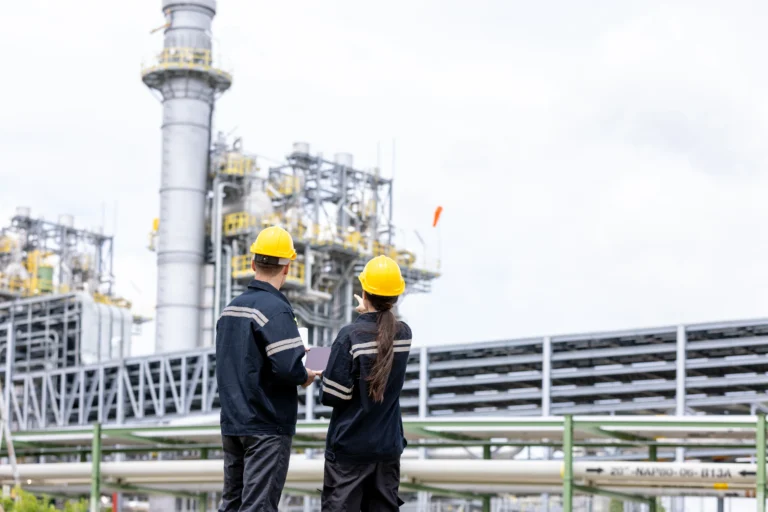 Trabajadores en una instalación industrial vinculada al proyecto Pathways de captura y almacenamiento de carbono en Canadá.
