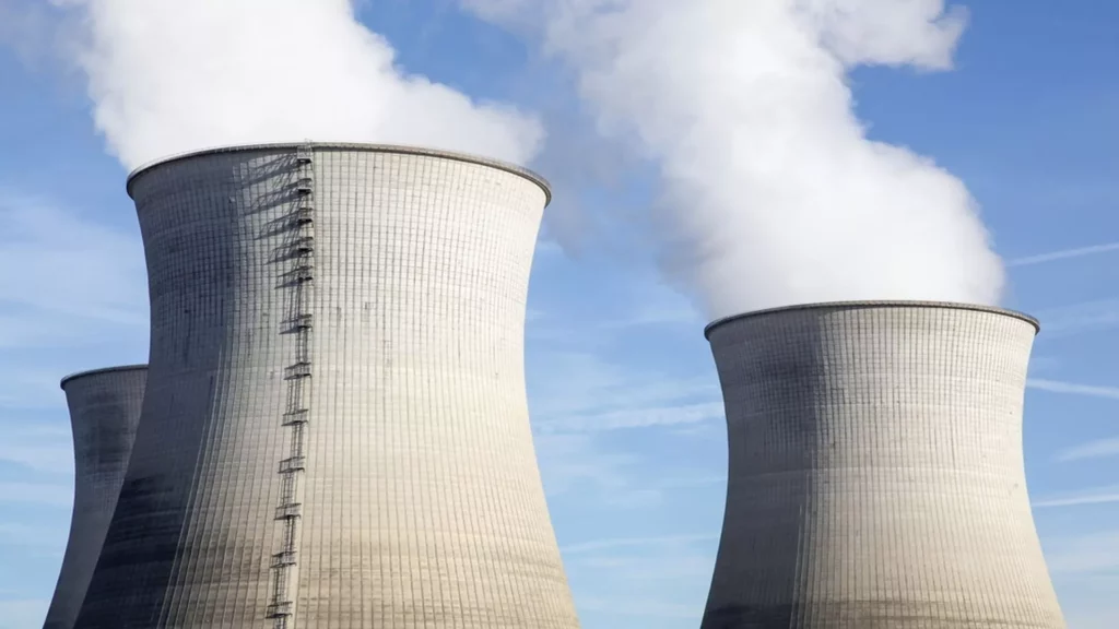 Carga de combustible en la mayor central nuclear de Japón