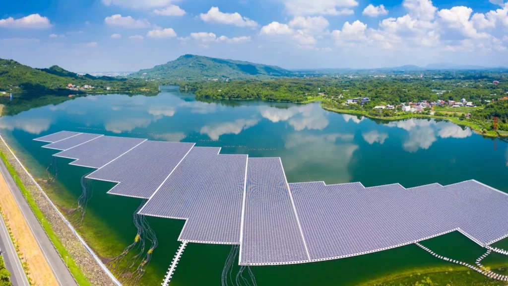 Imagen referencial de un parque solar flotante en el mar Amarillo