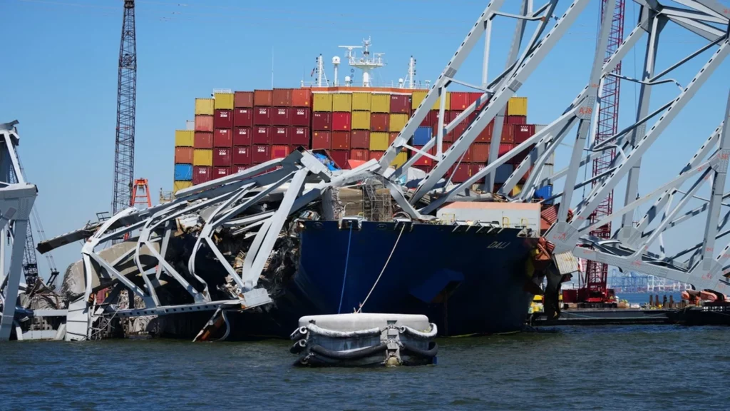 van a reflotar el Dali en el Puerto de Baltimore