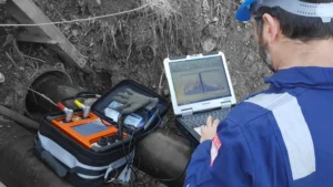 Inspector analiza datos de ondas guiadas en campo con un equipo Wavemaker G4 mini de GUL conectado a una laptop industrial.