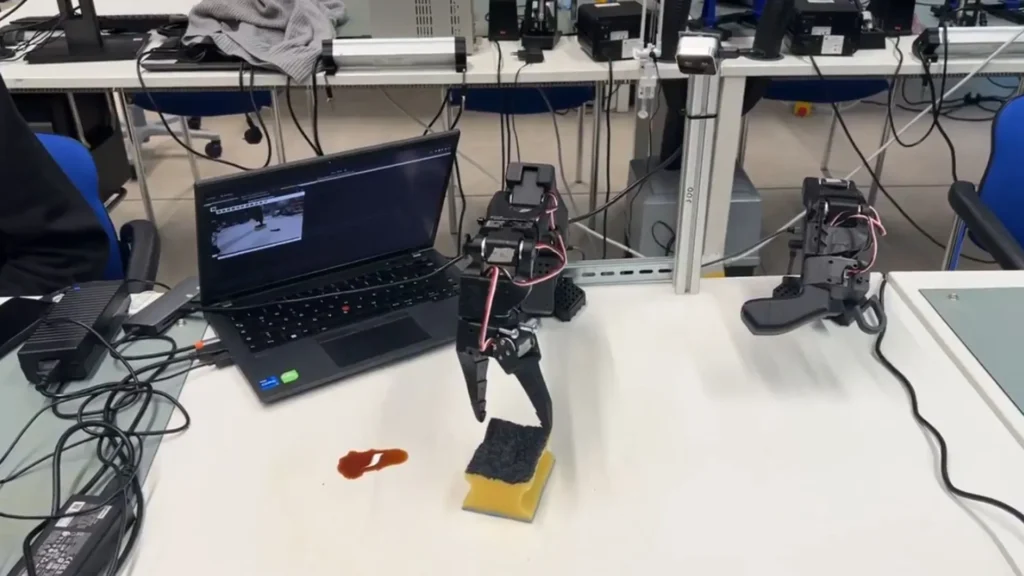 Crean robot limpiador que aprende con GPT-4o